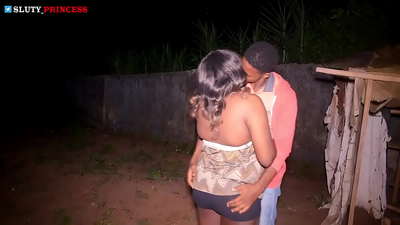 ಕ್ಲಬ್‌ನಿಂದ ದುಂಡುಮುಖದ ಹುಡುಗಿಯೊಂದಿಗೆ ಬೀದಿ ಪ್ರಣಯ ಮತ್ತು ಹಾಟ್ ಸೆಕ್ಸ್